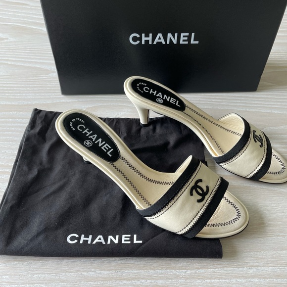 CHANEL White Leather Embroidered CC Slide Mules 39 - Picture 4 of 14